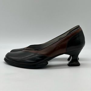 Vintage John Fluevog “Arigato” pump w brown trim. Sz8 comfortable classic look.